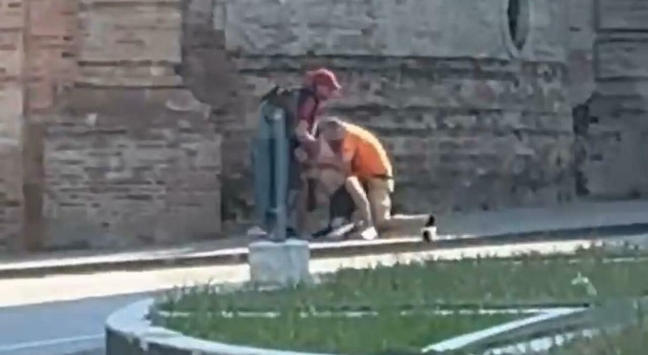 Ancora violenza in strada: lite choc a colpi di spranga a Tolentino. Passanti sbalorditi ?Video Ancora violenza in strada: lite choc a colpi di spranga a Tolentino. Passanti sbalorditi ?Video