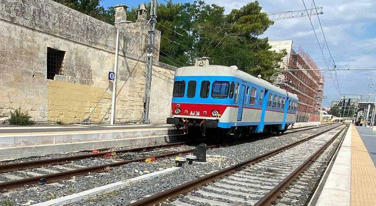 Stazione chiusa e niente ticket per il mare: «Ragazzi giù dal treno». Scatta la protesta Stazione chiusa e niente ticket per il mare: «Ragazzi giù dal treno». Scatta la protesta