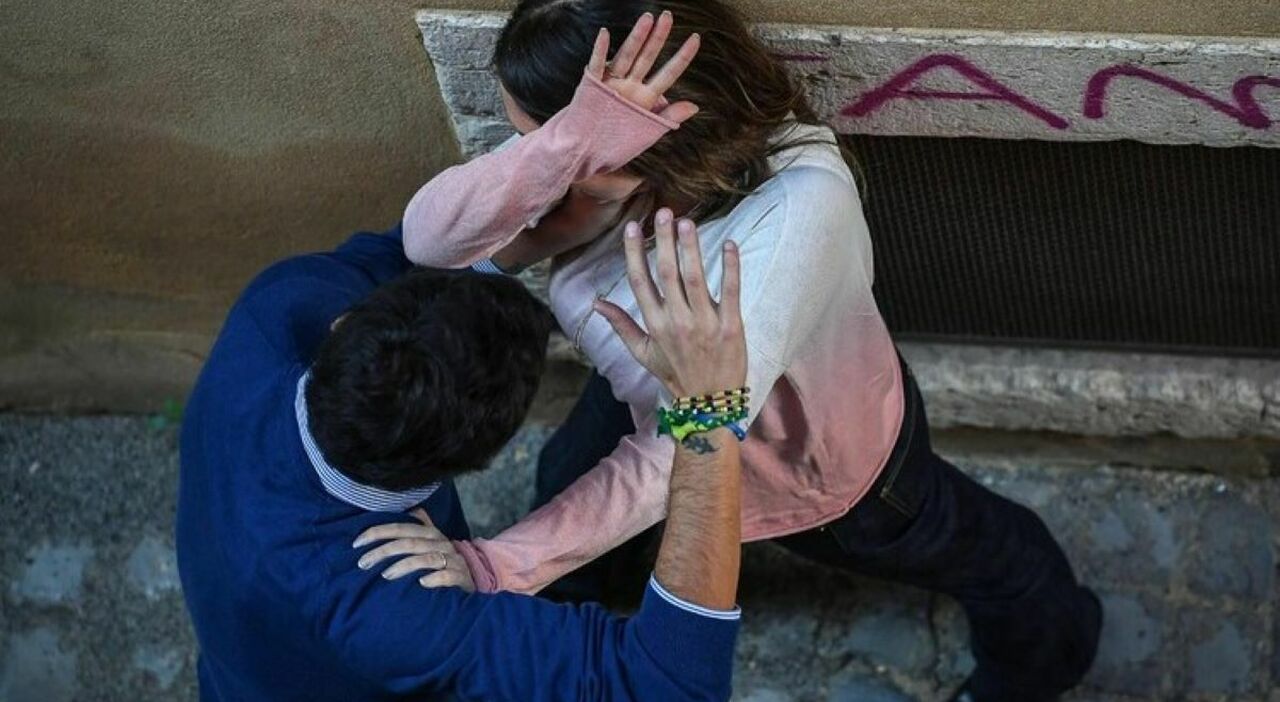 https://statics.cedscdn.it/photos/MED_HIGH/2025/07/16/8959815_16094405_picchia_insulta_ex_fidanzata_investe_amiche_arrestato_acerra_oggi_16_7_2025.jpg