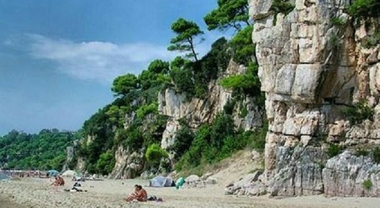 https://statics.cedscdn.it/photos/MED_HIGH/2025/07/16/8960105_16135912_donna_intrappolata_buca_sabbia_gaeta_salva_bagnino_oggi_16_7_2025.jpg