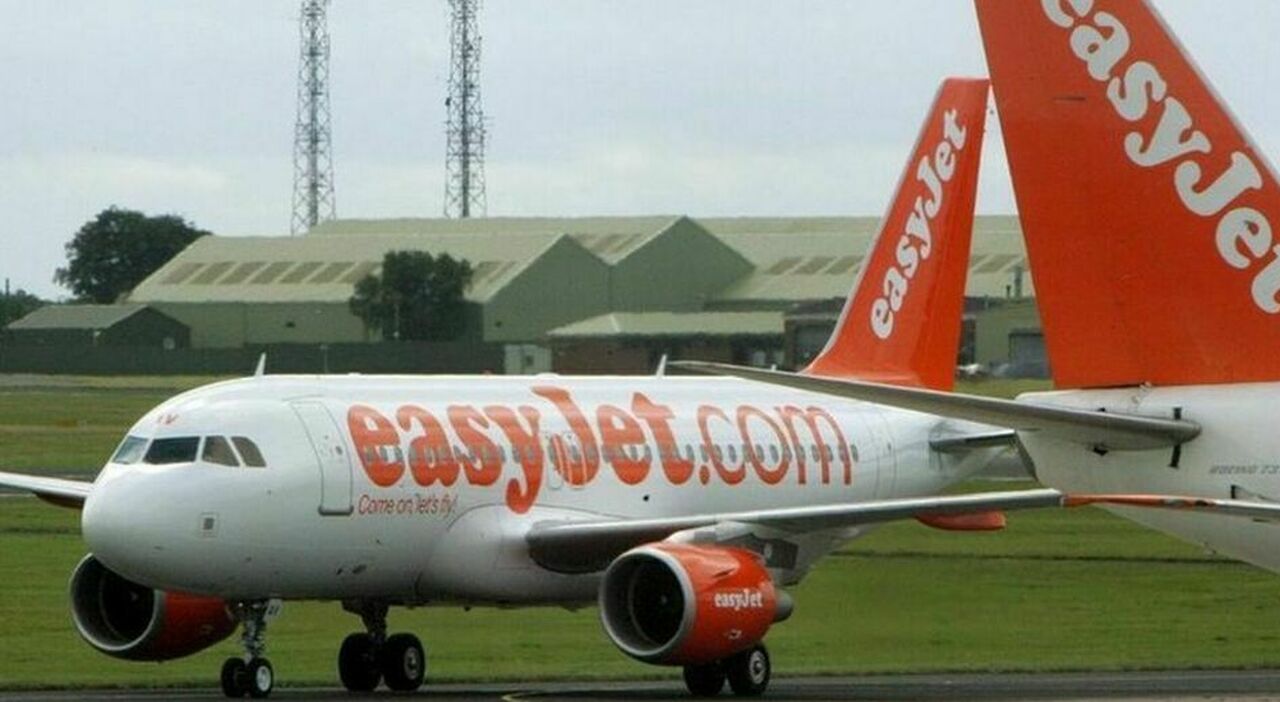 https://statics.cedscdn.it/photos/MED_HIGH/2025/07/16/8960128_16144345_ritardo_12_ore_volo_easyjet_brindisi_milano_incubo_passeggeri_rimborso_oggi_16_7_2025.jpg