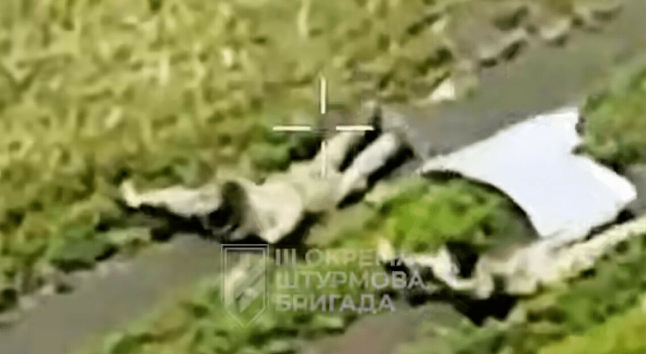 Guerra ucraina, soldati russi si arrendono (per la prima volta) a una pattuglia di robot e droni di Kiev Guerra ucraina, soldati russi si arrendono (per la prima volta) a una pattuglia di robot e droni di Kiev