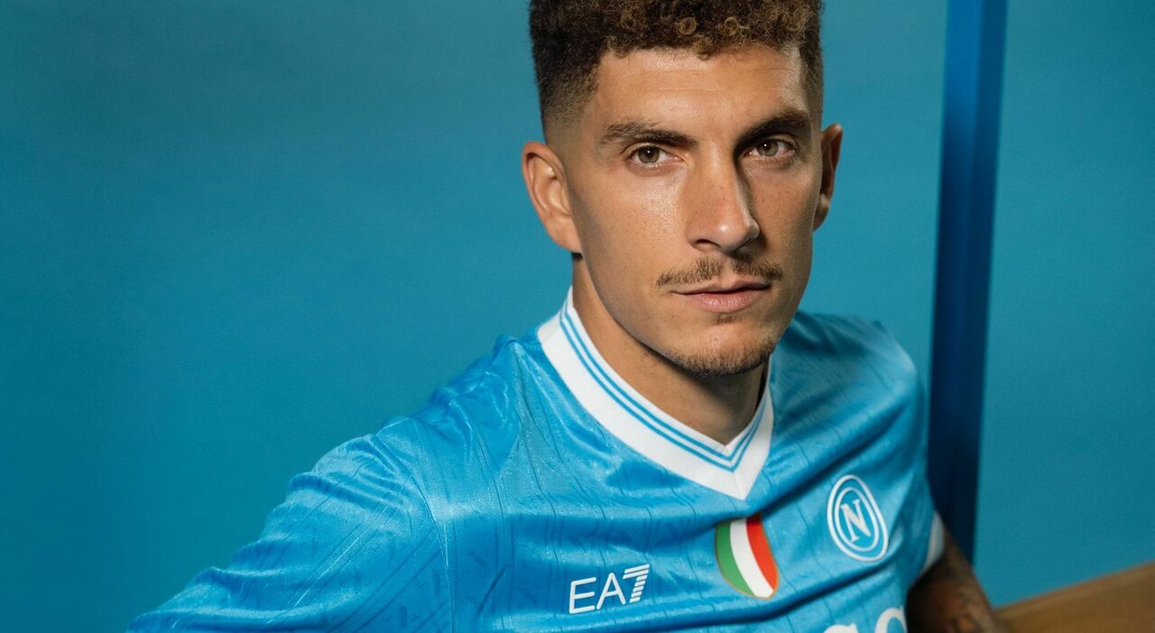 Nuova maglia Napoli 2025 26: svelata la divisa azzurra con lo scudetto Nuova maglia Napoli 2025 26: svelata la divisa azzurra con lo scudetto