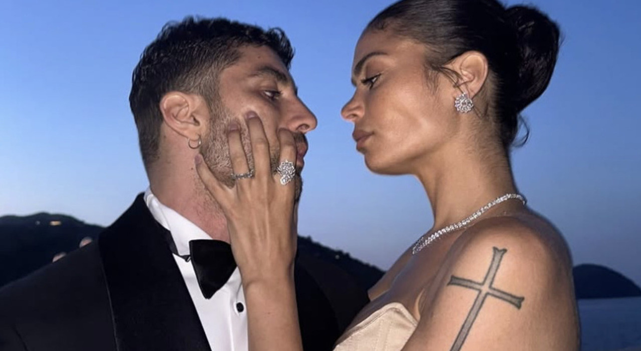 https://statics.cedscdn.it/photos/MED_HIGH/2025/07/16/8960246_16163131_8864081_28152503_elodie_andrea_iannone.jpg