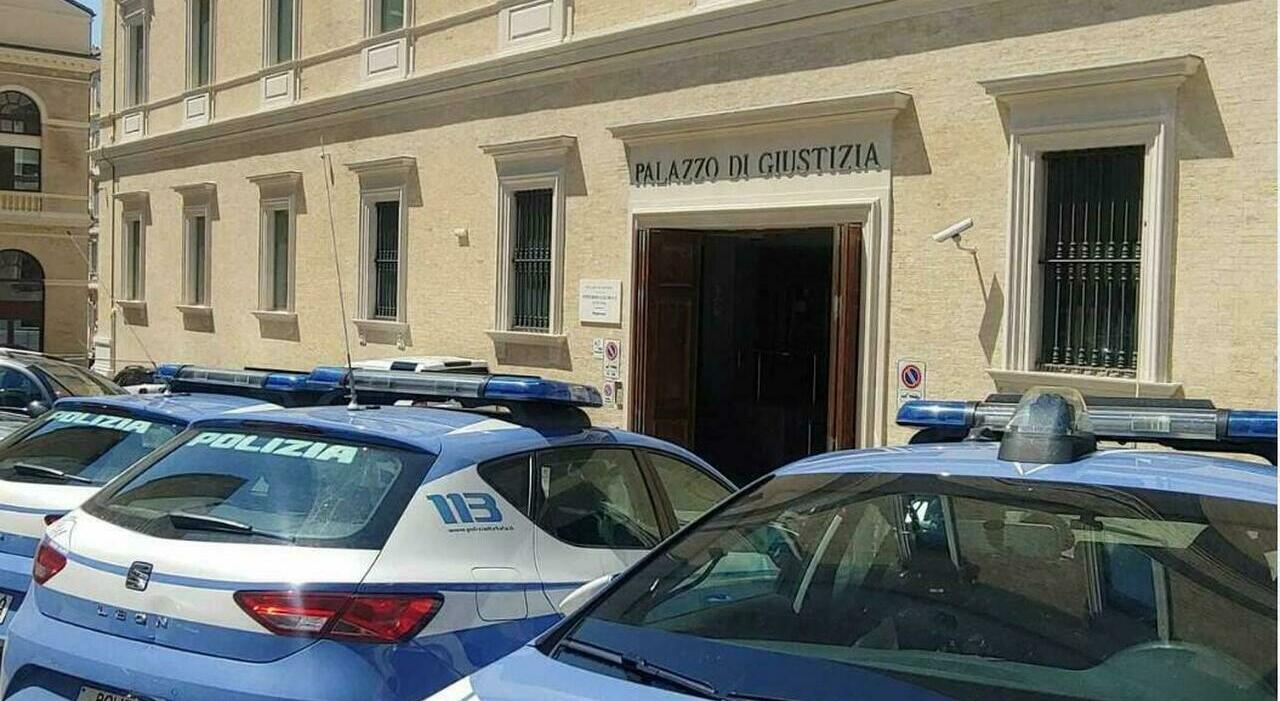 Ancona, fora le gomme della ex 19 volte: patteggia lo stalker pendolare di Acqualagna Ancona, fora le gomme della ex 19 volte: patteggia lo stalker pendolare di Acqualagna