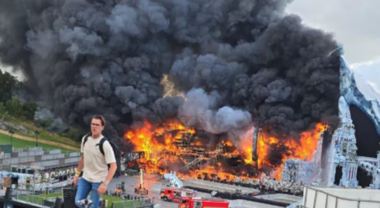https://statics.cedscdn.it/photos/MED_HIGH/2025/07/16/8960401_16184852_incendio_tomorrowland.jpg