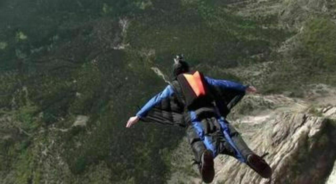 https://statics.cedscdn.it/photos/MED_HIGH/2025/07/16/8960463_16194728_tuta_alare_morto_base_jumper_bolzano_oggi.jpg
