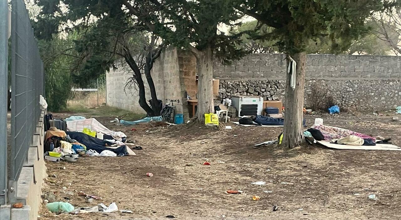 Emergenza Boncuri, 55 braccianti per terra in attesa del letto. E al lavoro pure i salentini Emergenza Boncuri, 55 braccianti per terra in attesa del letto. E al lavoro pure i salentini