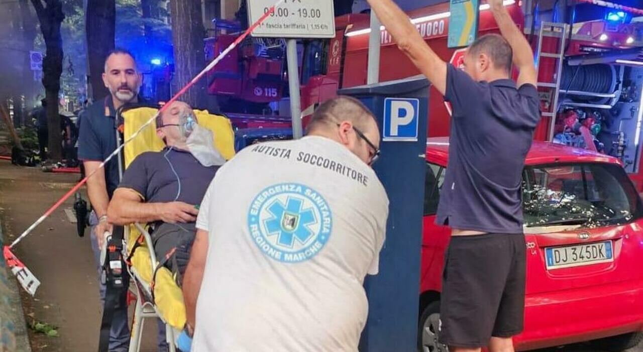 Esplosioni in serie, poi il rogo: Pesaro, trappola di fumo nel palazzo via Vanzolini. In ospedale 5 condomini e un vigile del fuoco Esplosioni in serie, poi il rogo: Pesaro, trappola di fumo nel palazzo via Vanzolini. In ospedale 5 condomini e un vigile del fuoco