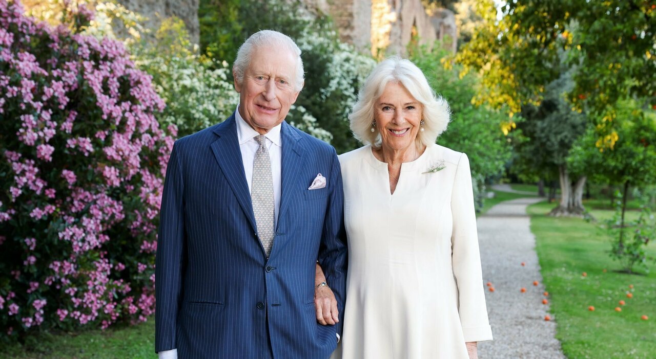 https://statics.cedscdn.it/photos/MED_HIGH/2025/07/17/8961868_17081642_regina_camilla_compire_78_anni_carlo_regala_titolo_reale_video_oggi_17_7_2025.jpg