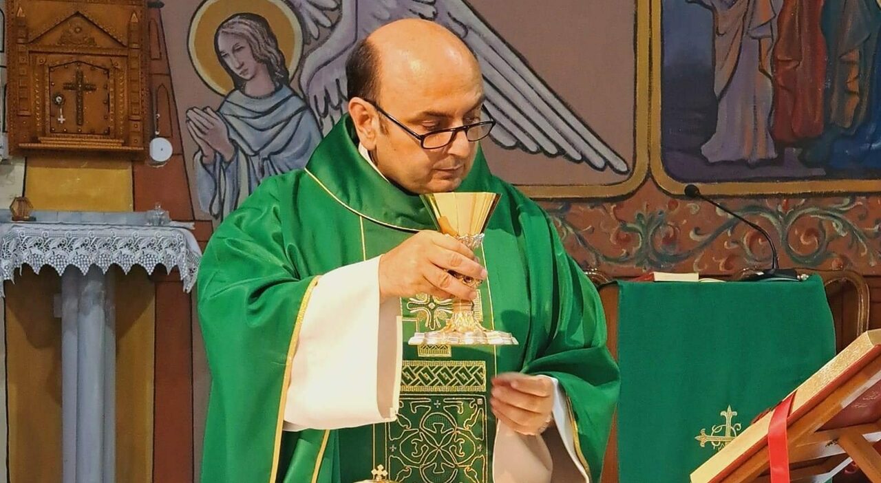 padre gabriel romanelli chi 232 il parroco missionario a gaza ferito nel raid israeliano siamo rimasti soli