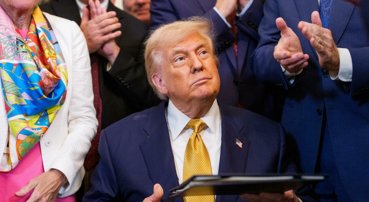https://statics.cedscdn.it/photos/MED_HIGH/2025/07/17/8962533_17202334_donald_trump_malato_insufficienza_venosa_cronica_oggi_17_7_2025.jpg