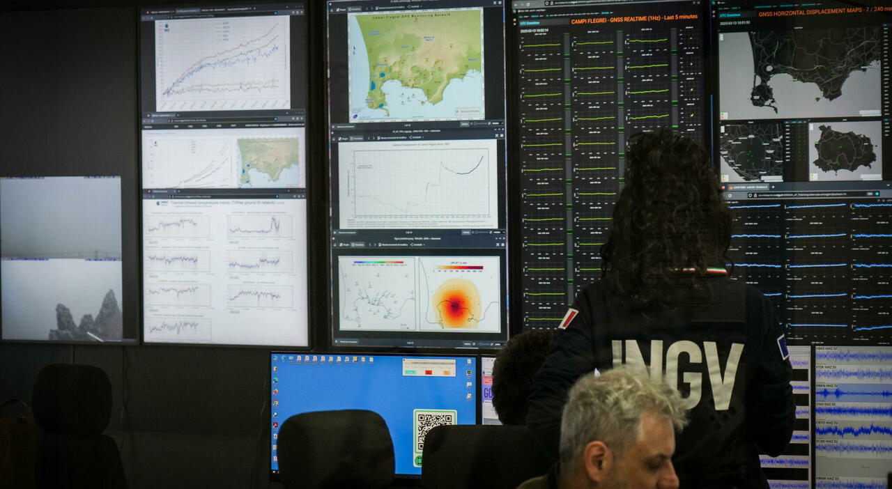 terremoto campi flegrei oggi sciame sismico in corso registrate altre scosse di assestamento