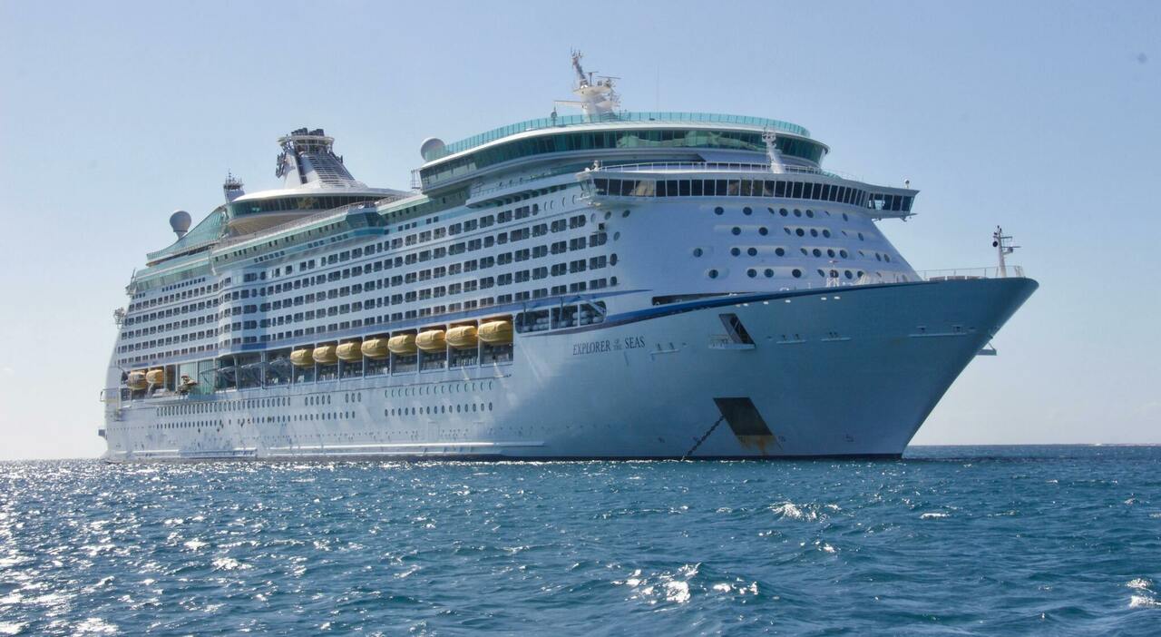 https://statics.cedscdn.it/photos/MED_HIGH/2025/07/18/8964155_18140810_crociera_royal_caribbean_malattia_gastrointestinale_passeggeri_sintomi_nave_oggi_18_7_2025.jpg