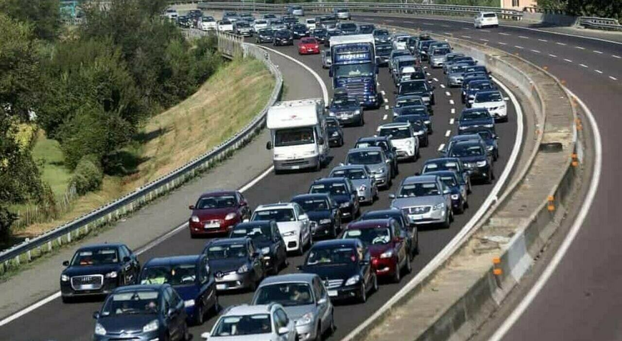 https://statics.cedscdn.it/photos/MED_HIGH/2025/07/18/8964366_18180849_traffico_quando_partire.jpg
