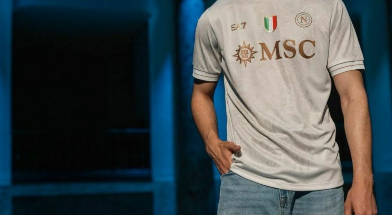 https://statics.cedscdn.it/photos/MED_HIGH/2025/07/18/8964577_18210014_refuso_maglia_napoli_club_lasceremo_errore_chi_lavora_puo_inciampare_oggi_18_7_2025.jpg