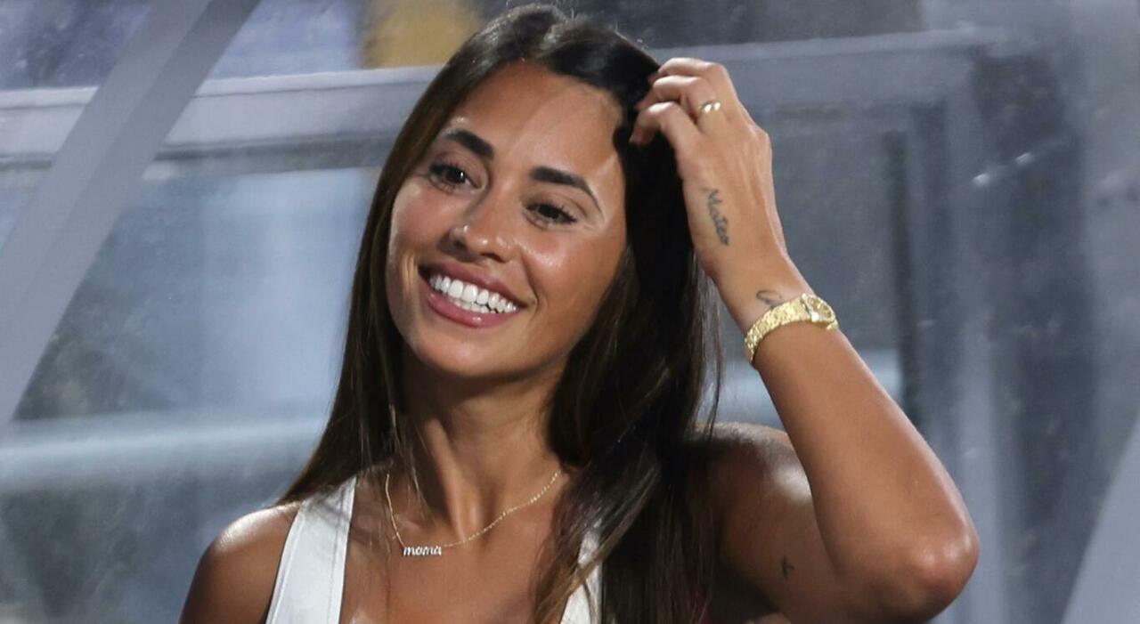 https://statics.cedscdn.it/photos/MED_HIGH/2025/07/18/8964622_18214252_antonella_roccuzzo_messi_tribuna_como_lille_oggi_motivo_18_7_2025.jpg