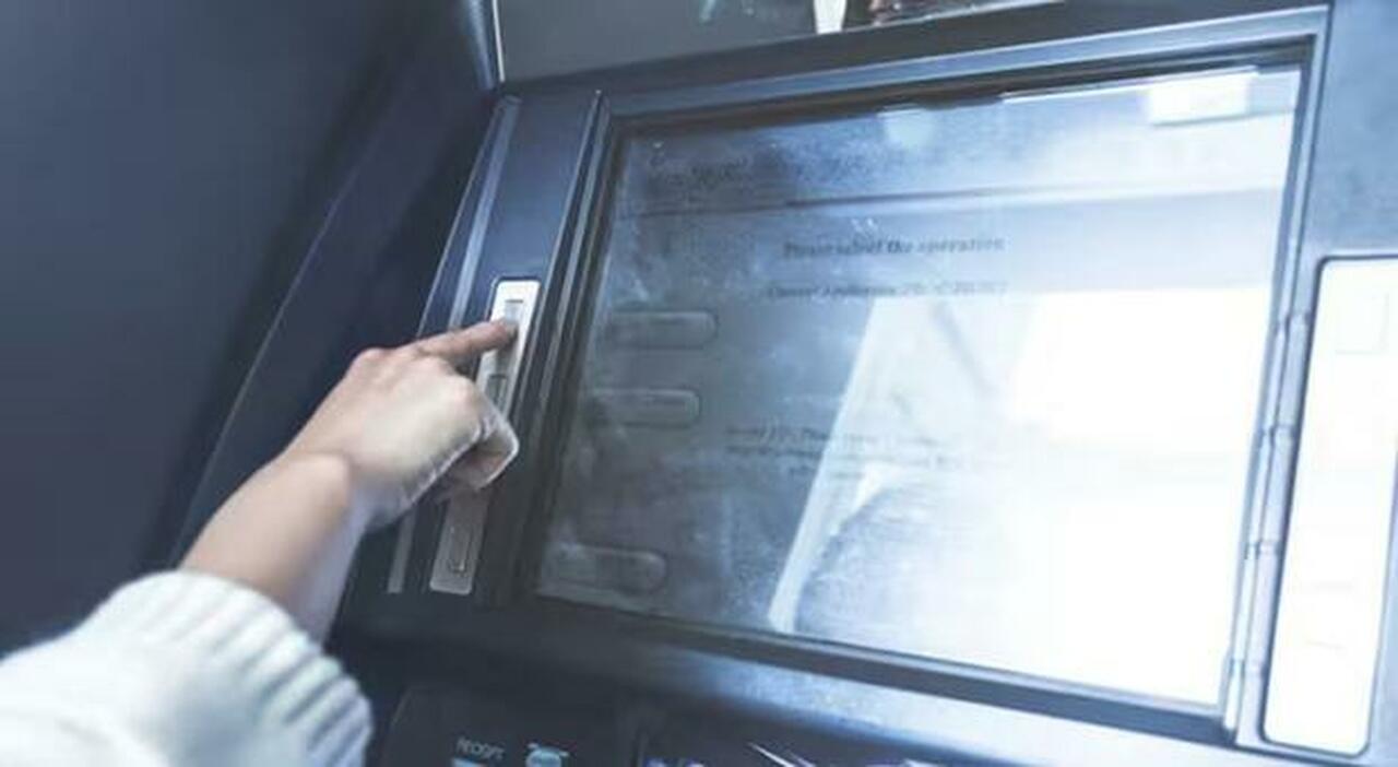 https://statics.cedscdn.it/photos/MED_HIGH/2025/07/19/8965690_8646435_08220503_bancomat_prelievi_cosa_cambia_sportelli_atm_oggi_9_2_2025.jpg