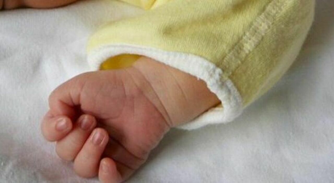 Torre Annunziata, neonata sta per morire soffocata: salvata dai poliziotti Torre Annunziata, neonata sta per morire soffocata: salvata dai poliziotti