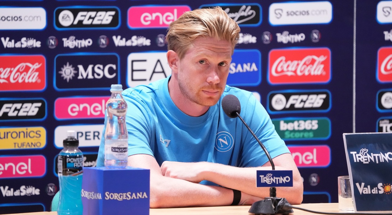 Napoli, la conferenza stampa di presentazione di Kevin De Bruyne: «La scelta giusta. La 10? Maradona è una leggenda» Napoli, la conferenza stampa di presentazione di Kevin De Bruyne: «La scelta giusta. La 10? Maradona è una leggenda»
