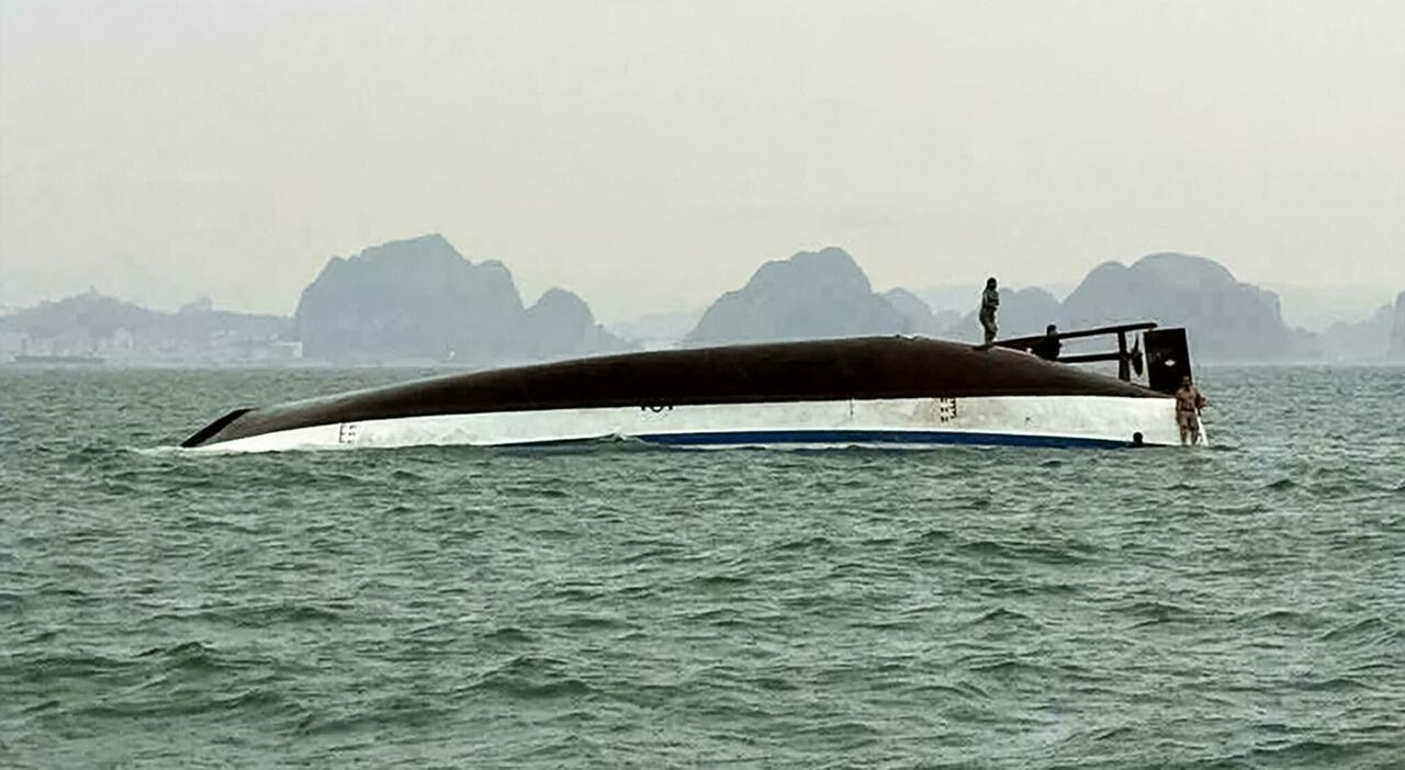 Vietnam, si ribalta battello turistico: almeno 34 morti e una decina di dispersi. La tempesta improvvisa, poi il segnale Gps perso: cosa è successo Vietnam, si ribalta battello turistico: almeno 34 morti e una decina di dispersi. La tempesta improvvisa, poi il segnale Gps perso: cosa è successo