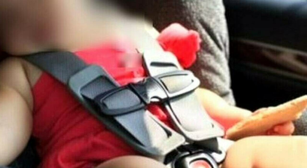 Bimbo di due anni resta chiuso in auto al caldo: passanti rompono il finestrino e lo tirano fuori Bimbo di due anni resta chiuso in auto al caldo: passanti rompono il finestrino e lo tirano fuori