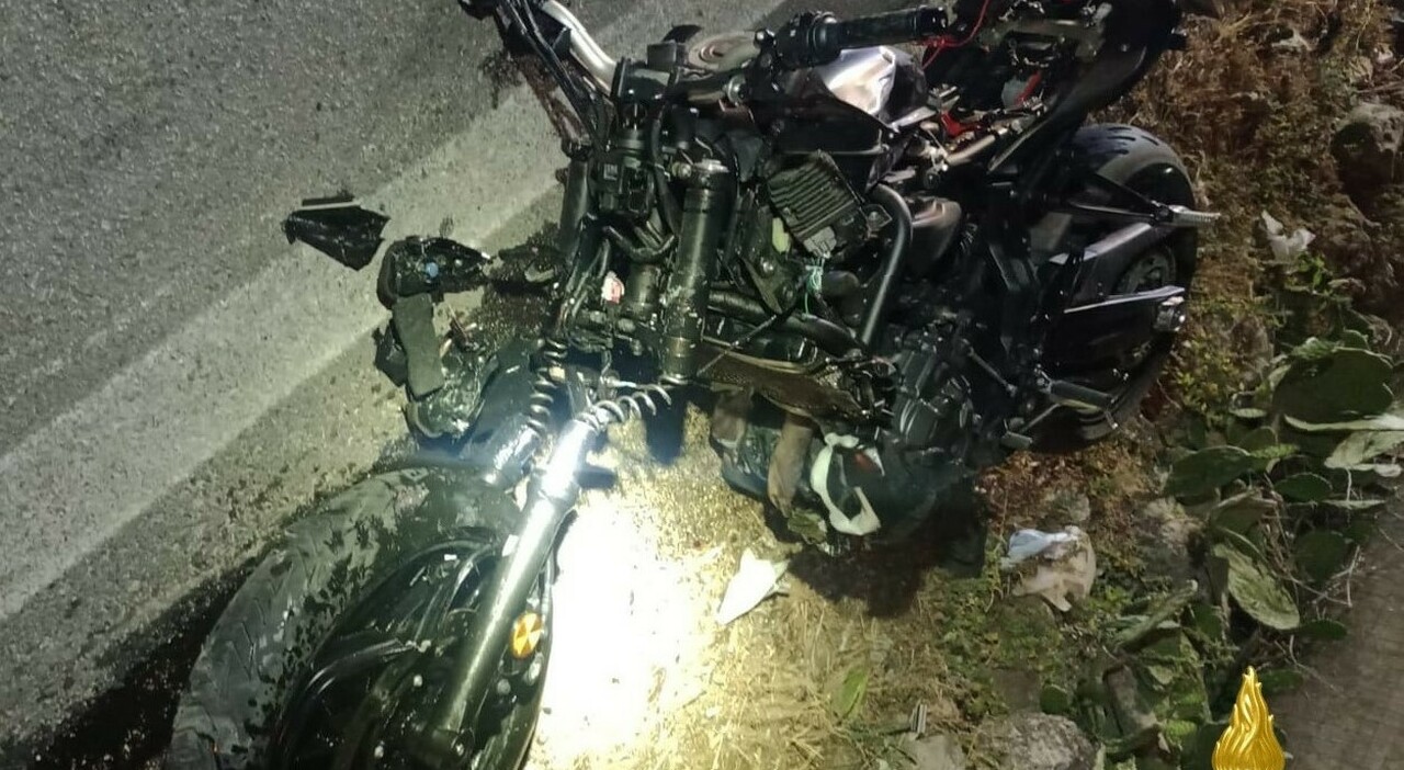 Moto contro auto: muore un 20enne. Niente segni di frenata Moto contro auto: muore un 20enne. Niente segni di frenata