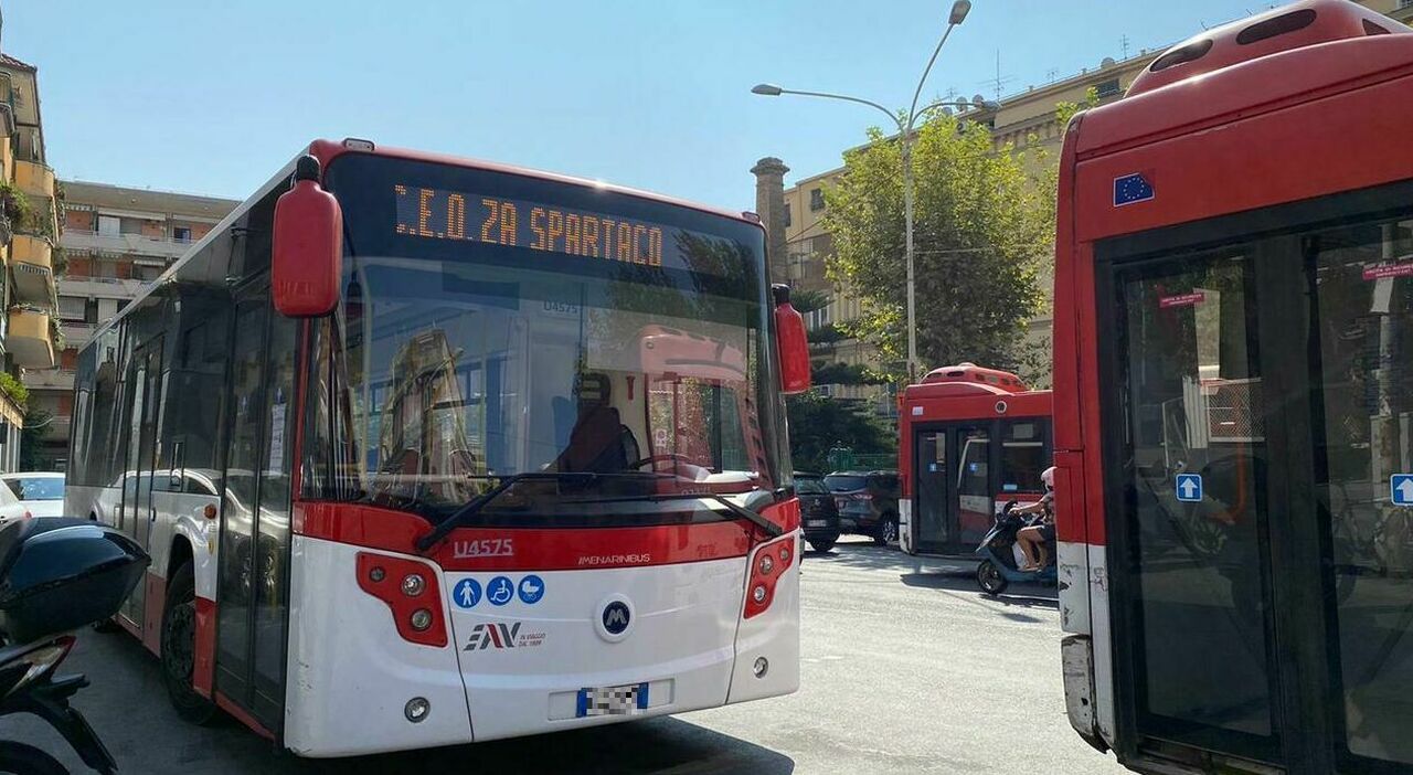https://statics.cedscdn.it/photos/MED_HIGH/2025/07/20/8967469_20103927_obbligo_firma_questura_pagare_biglietto_autobus_autista_picchiato_aggressione_oggi_20_7_2025.jpg