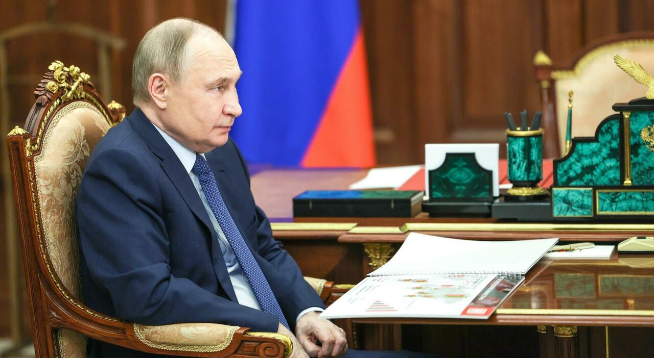 https://statics.cedscdn.it/photos/MED_HIGH/2025/07/20/8967508_20111903_putin_1.jpg