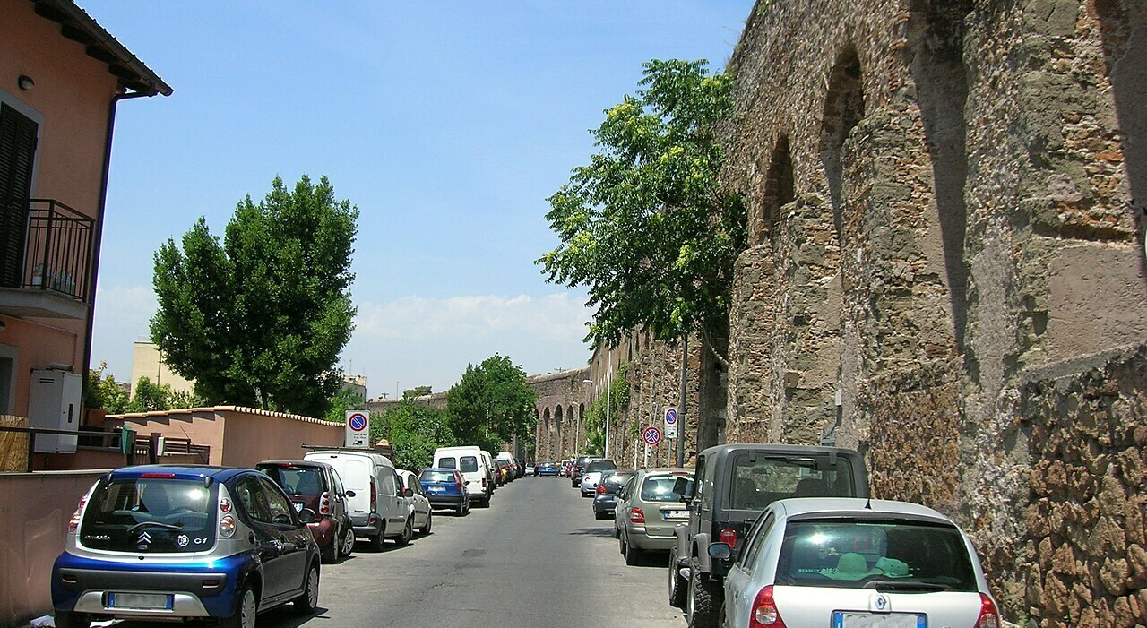 Roma, cadavere di donna trovato tra le sterpaglie in via del Mandrione Roma, cadavere di donna trovato tra le sterpaglie in via del Mandrione