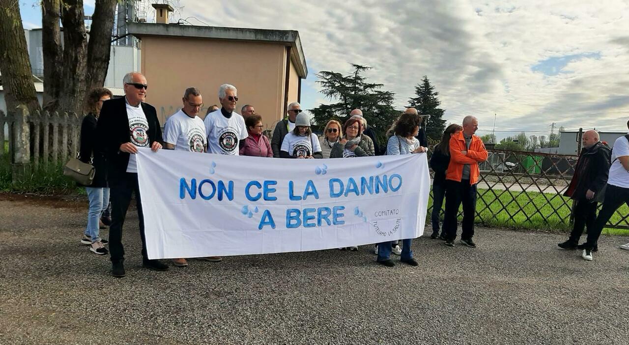 Vescovo con i sindaci contro l?impianto rifiuti, levata di scudi per bloccare il progetto della ditta Silva: «Acqua potabile a rischio» Vescovo con i sindaci contro l?impianto rifiuti, levata di scudi per bloccare il progetto della ditta Silva: «Acqua potabile a rischio»