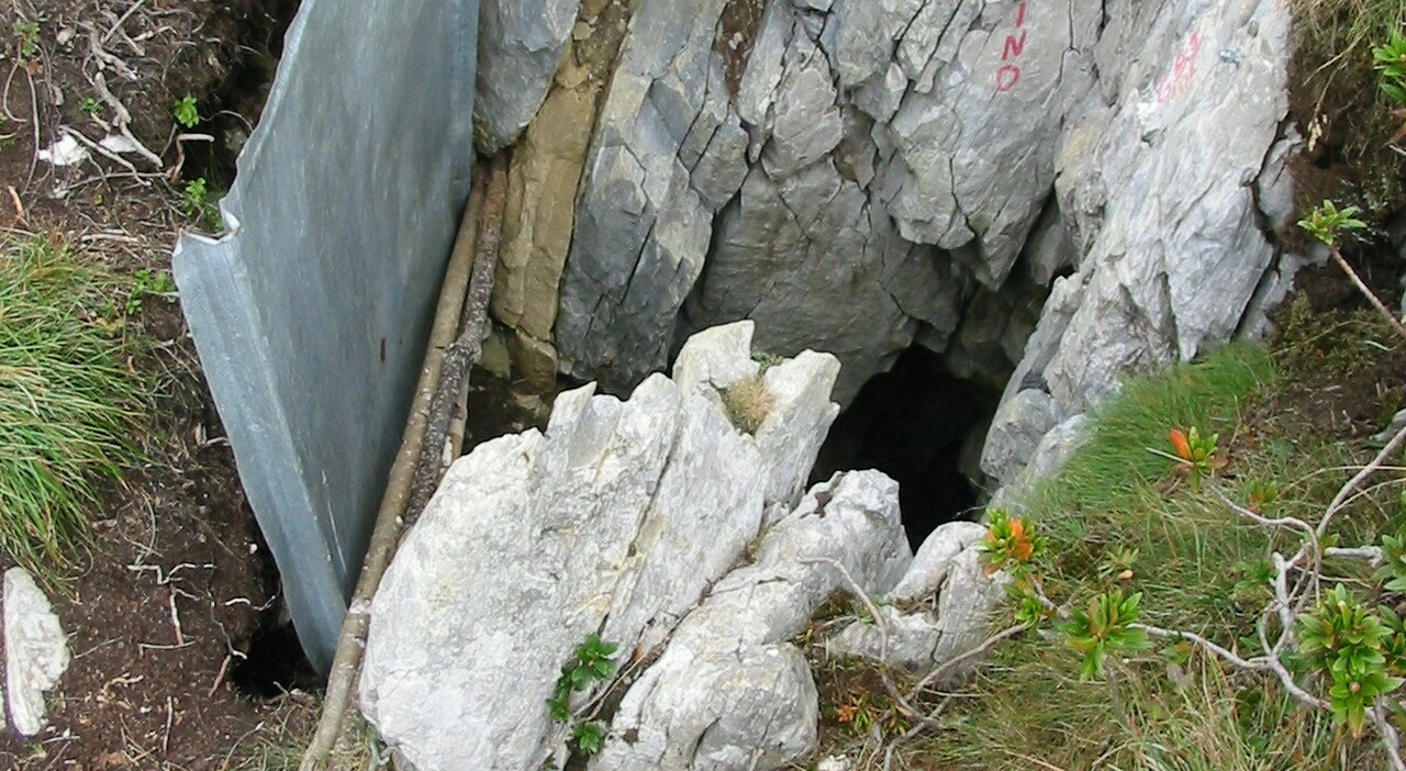 https://statics.cedscdn.it/photos/MED_HIGH/2025/07/21/8968950_21074924_speleologo_intrappolato_grotta_abisso_paperino_ferito_massi_caduti_cuneo_oggi_21_7_2025.jpg