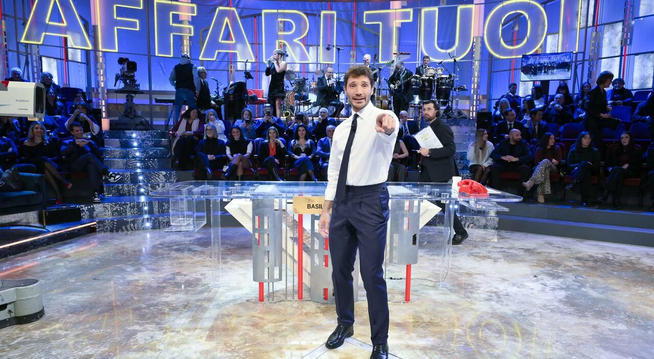 Stefano De Martino smentisce i rumors: «Nessuno in Rai mi ha mai chiesto di darmi una regolata». Il ritorno in tv con Affari tuoi, Step e una prima serata speciale Stefano De Martino smentisce i rumors: «Nessuno in Rai mi ha mai chiesto di darmi una regolata». Il ritorno in tv con Affari tuoi, Step e una prima serata speciale