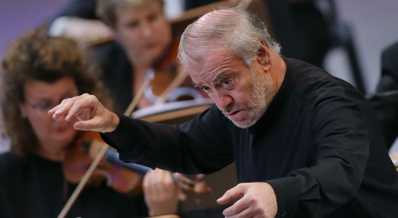 Caserta, annullato il concerto di Valerij Gergiev alla Reggia: era stato criticato per le sue posizioni vicine a Putin Caserta, annullato il concerto di Valerij Gergiev alla Reggia: era stato criticato per le sue posizioni vicine a Putin