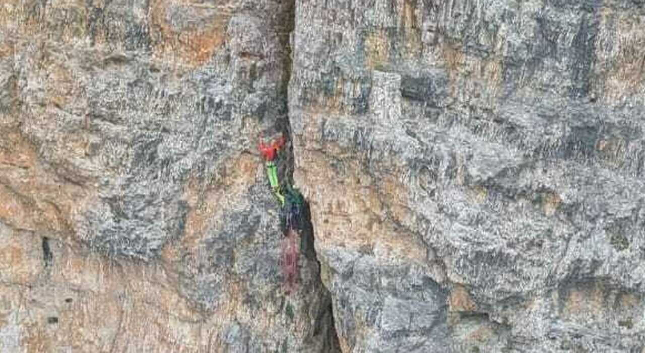 https://statics.cedscdn.it/photos/MED_HIGH/2025/07/21/8969163_21121228_alpinisti_bloccati_parete_strapiombo_alpinisti_recuperati_soccorso_alpino_tofana_di_rozes.jpg