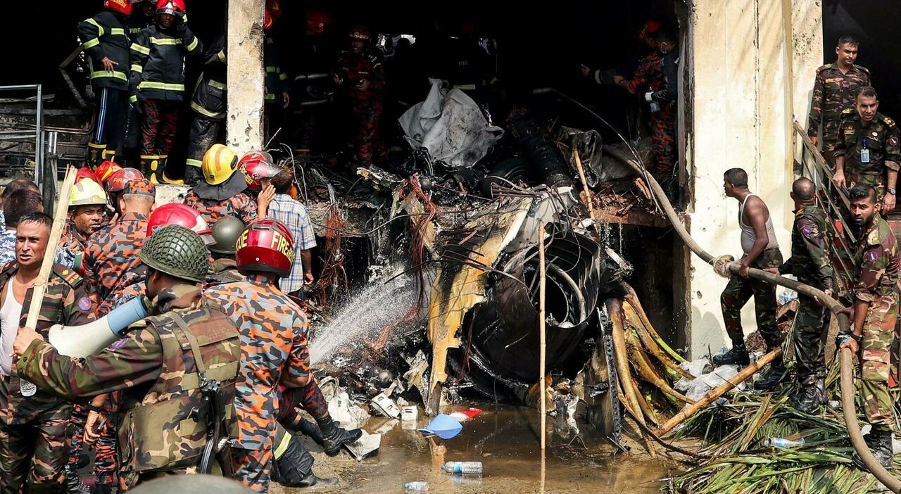 https://statics.cedscdn.it/photos/MED_HIGH/2025/07/21/8969250_21132935_aereo_si_schianta_su_scuola_bangladesh_morti_studenti_feriti_dacca_oggi_21_7_2025.jpg