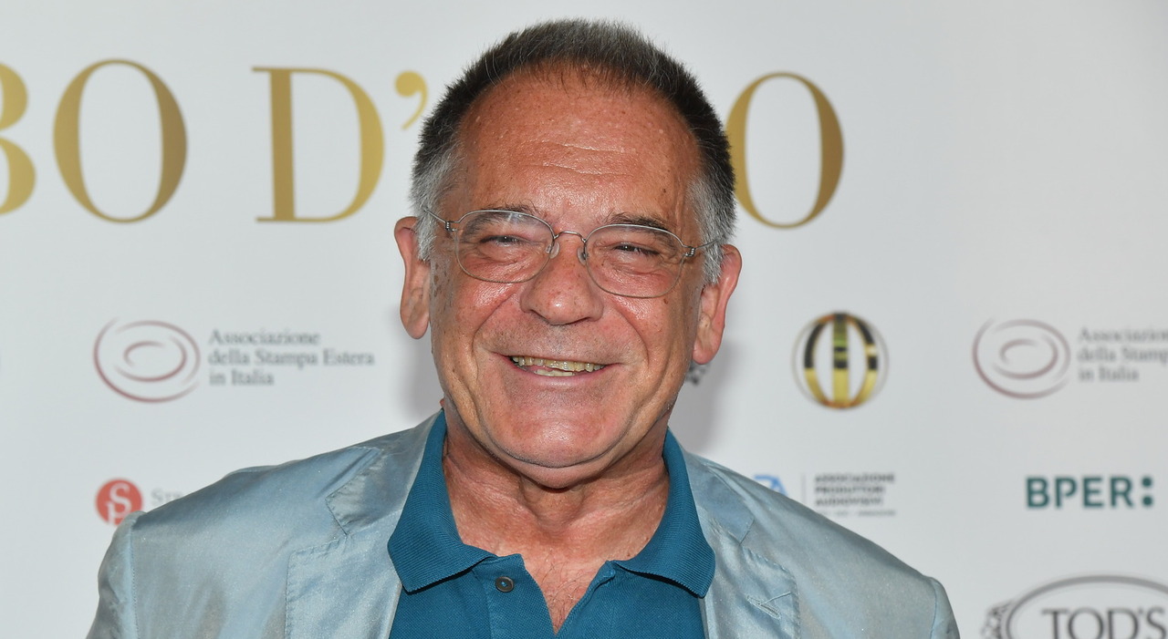 Alessandro Cecchi Paone: «Dopo il coming out Berlusconi mi affidò a Pascale. Cacciato da un hotel gay, salvato da una drag. Oggi cresco la figlia di mio marito» Alessandro Cecchi Paone: «Dopo il coming out Berlusconi mi affidò a Pascale. Cacciato da un hotel gay, salvato da una drag. Oggi cresco la figlia di mio marito»