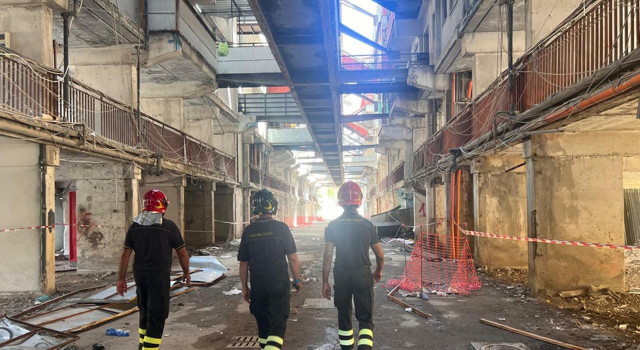 Crollo Vela Celeste, si indaga in tre uffici: «Mancato sgombero: sei indagati» Crollo Vela Celeste, si indaga in tre uffici: «Mancato sgombero: sei indagati»