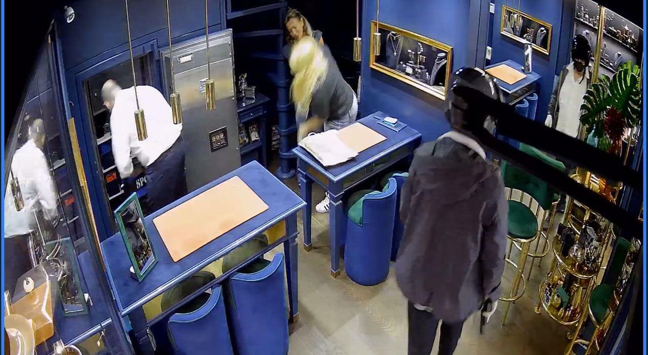 Napoli, rapina in una gioielleria a Chiaia: cliente sequestrata