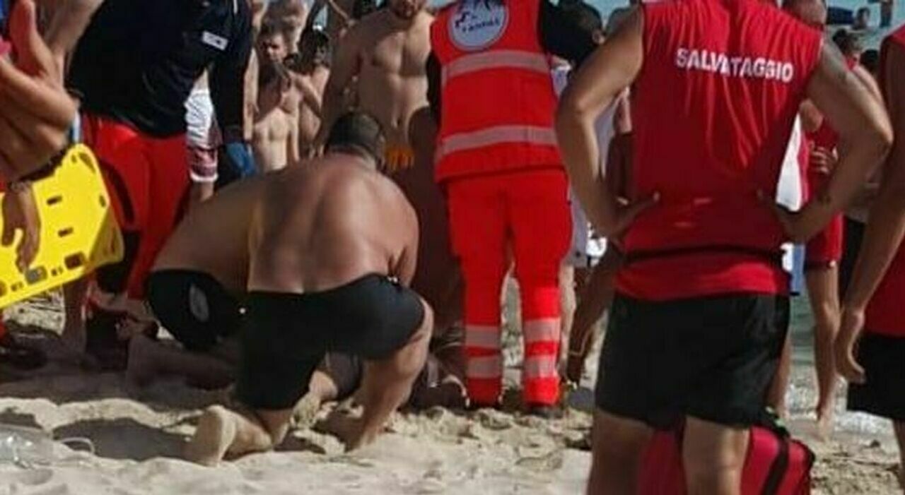 Muore a 19 anni in spiaggia: il tuffo in mare e il malore fatale davanti ai bagnanti sotto choc Muore a 19 anni in spiaggia: il tuffo in mare e il malore fatale davanti ai bagnanti sotto choc