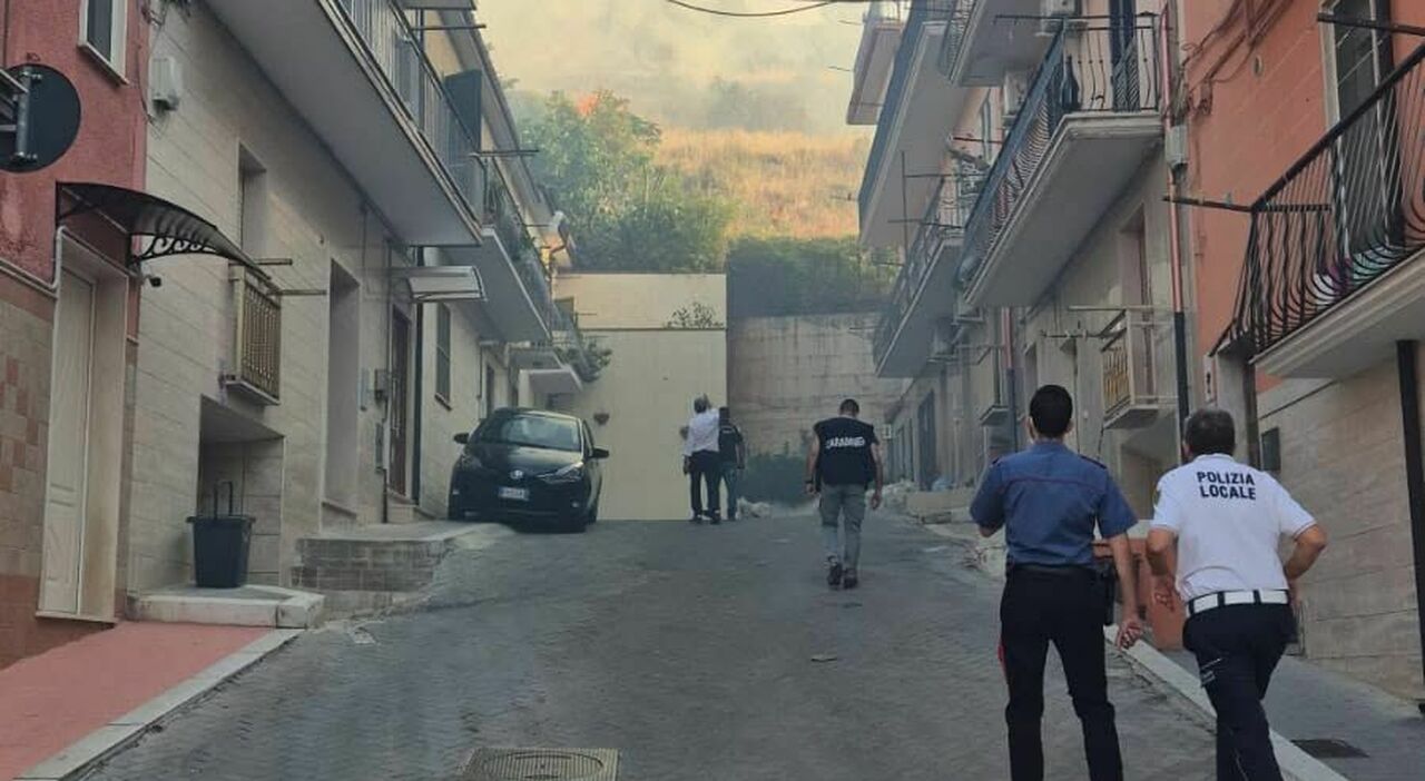 Incendio nella zona nord di San Giovanni Rotondo: evacuazioni e intervento aereo Incendio nella zona nord di San Giovanni Rotondo: evacuazioni e intervento aereo