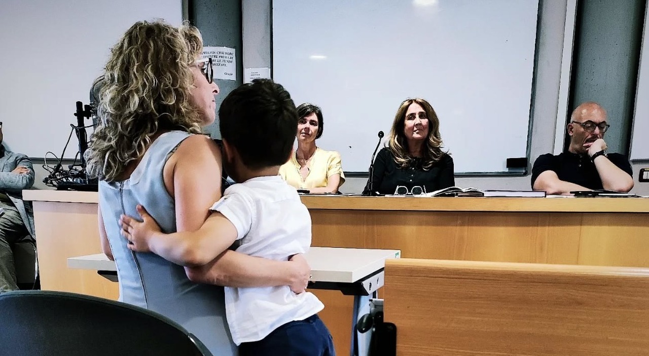 https://statics.cedscdn.it/photos/MED_HIGH/2025/07/22/8971133_22101221_laurea_bimbo.jpg