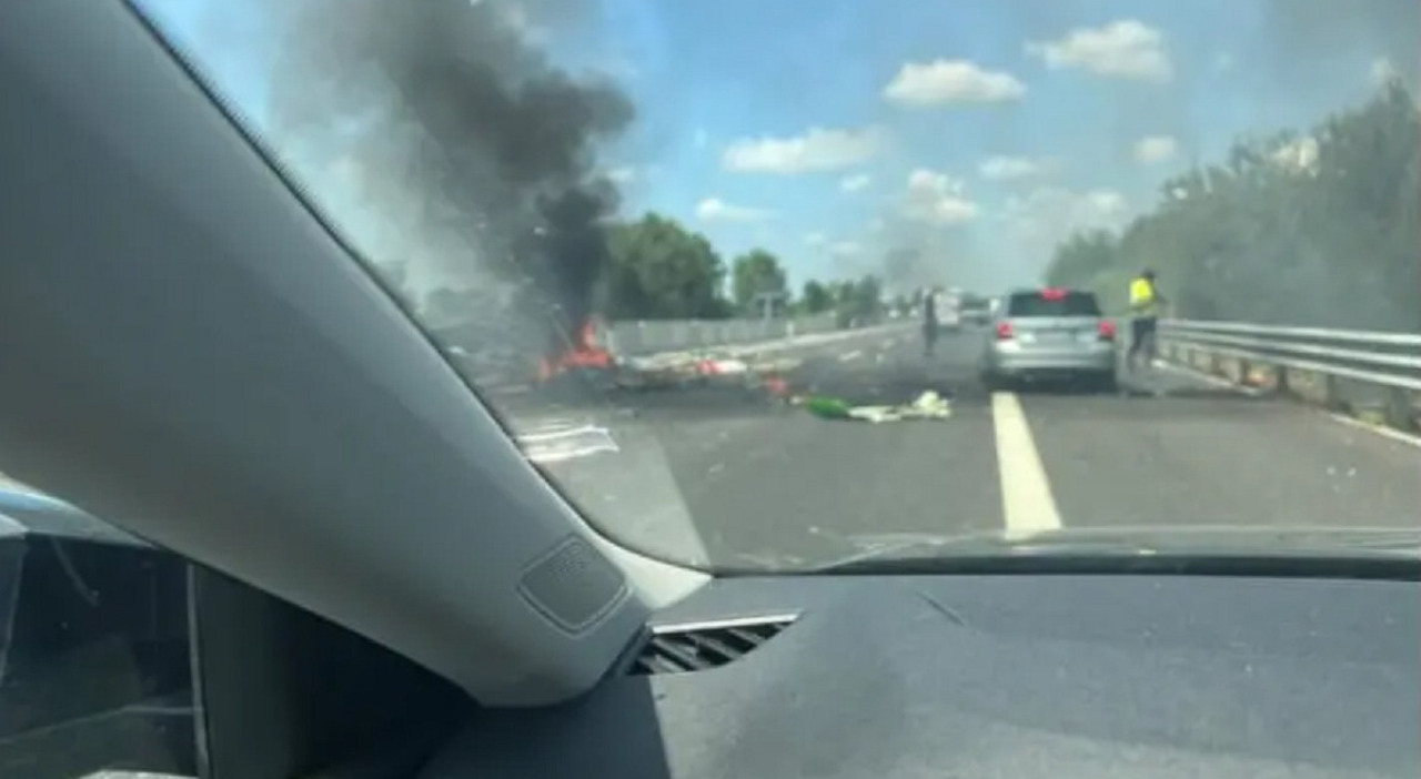 ultraleggero precipita sul raccordo autrostradale corda molle due morti il velivolo avrebbe colpito dei mezzi in transito