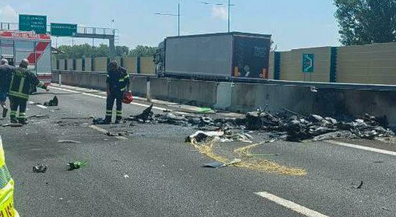 Ultraleggero precipita sul raccordo autrostradale Corda Molle, morti un uomo e una donna: il velivolo ha colpito delle auto e ha preso fuoco Ultraleggero precipita sul raccordo autrostradale Corda Molle, morti un uomo e una donna: il velivolo ha colpito delle auto e ha preso fuoco