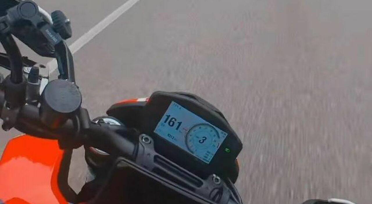 https://statics.cedscdn.it/photos/MED_HIGH/2025/07/22/8971715_22194728_moto_super_boom.jpg