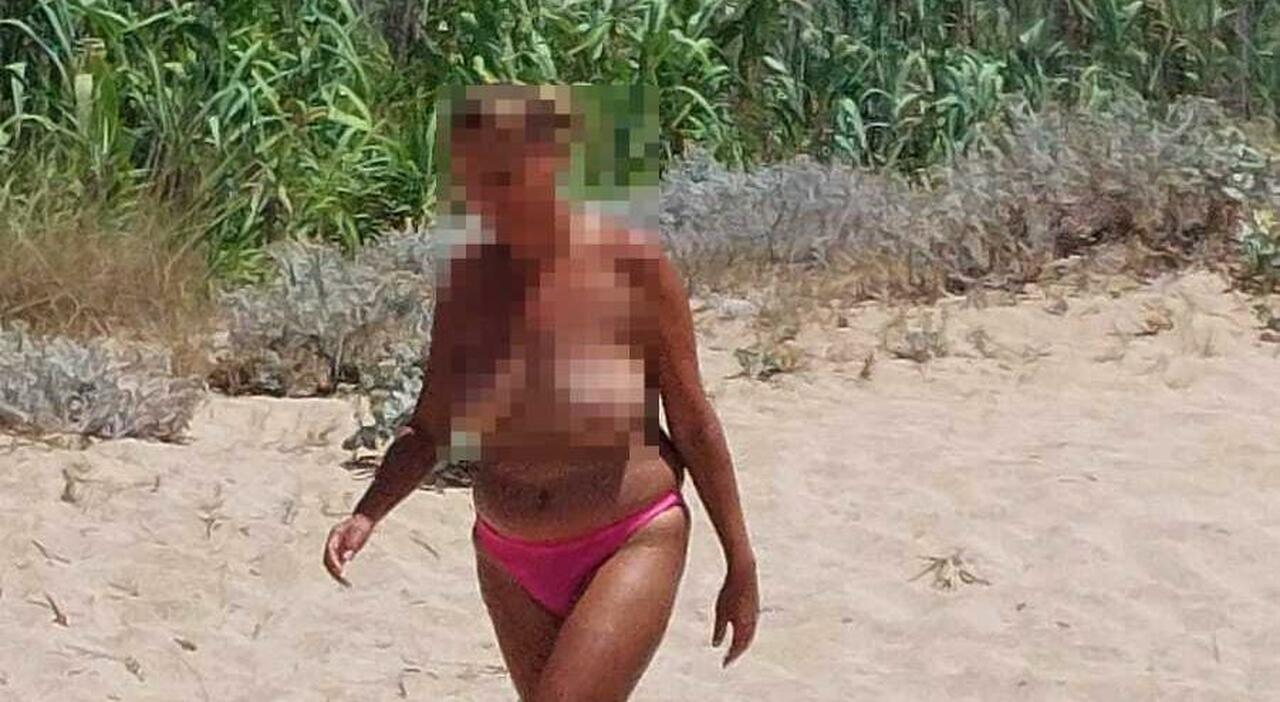 Nudiste sulla spiaggia affollata da famiglie e bambini, nel Tarantino scatta la protesta delle mamme