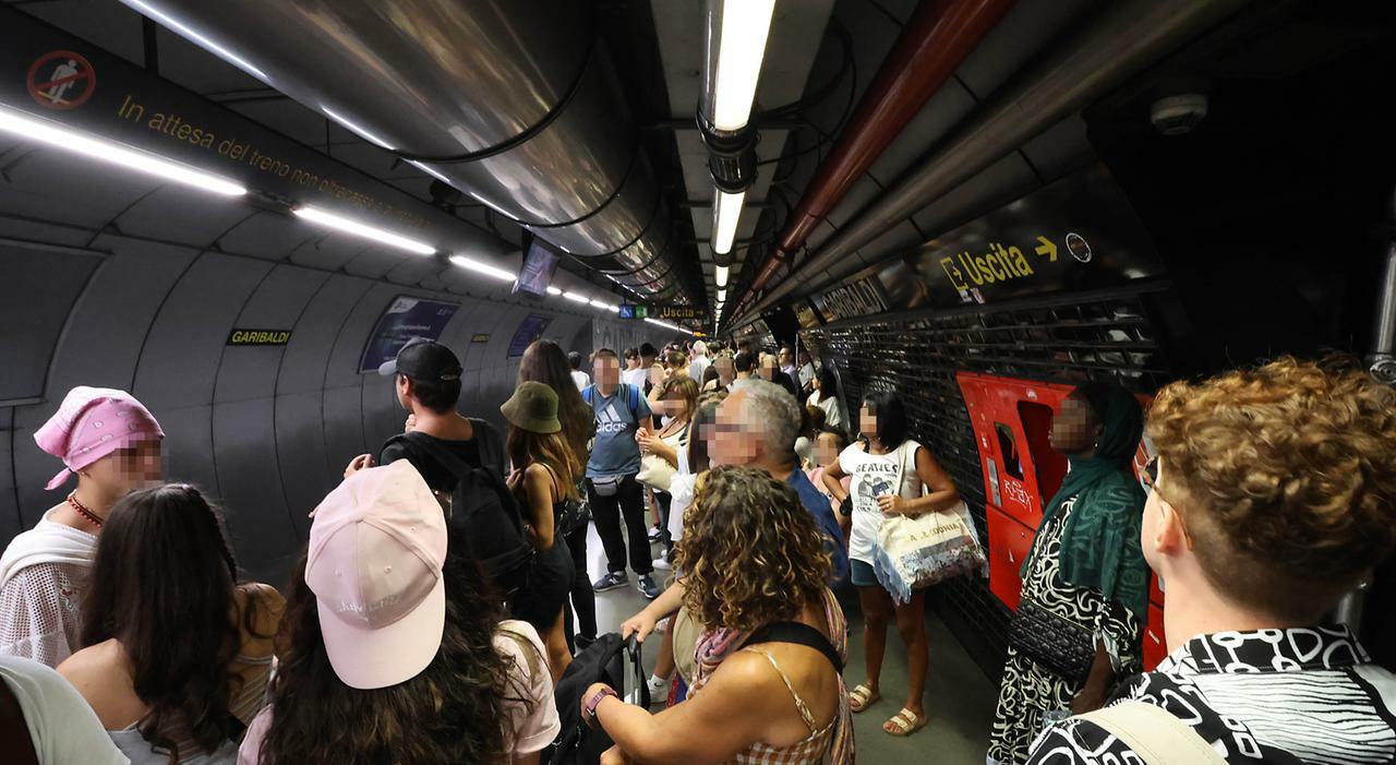 Metro a Napoli, stop alla Linea 1: «Evacuati i passeggeri, una mattinata di caos» Metro a Napoli, stop alla Linea 1: «Evacuati i passeggeri, una mattinata di caos»