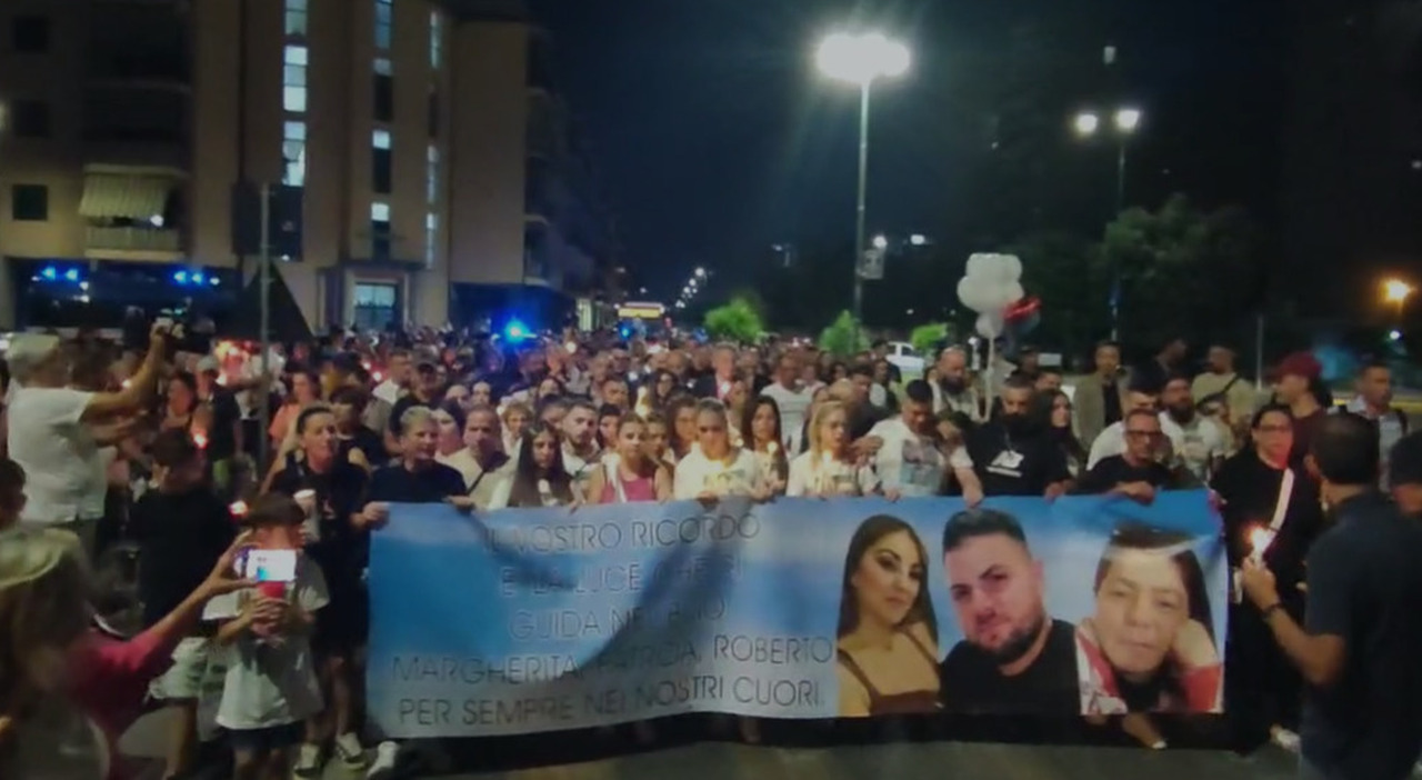 Crollo Vela Celeste, 300 fiaccole a un anno dalla tragedia: «Futuro nel loro nome» Crollo Vela Celeste, 300 fiaccole a un anno dalla tragedia: «Futuro nel loro nome»