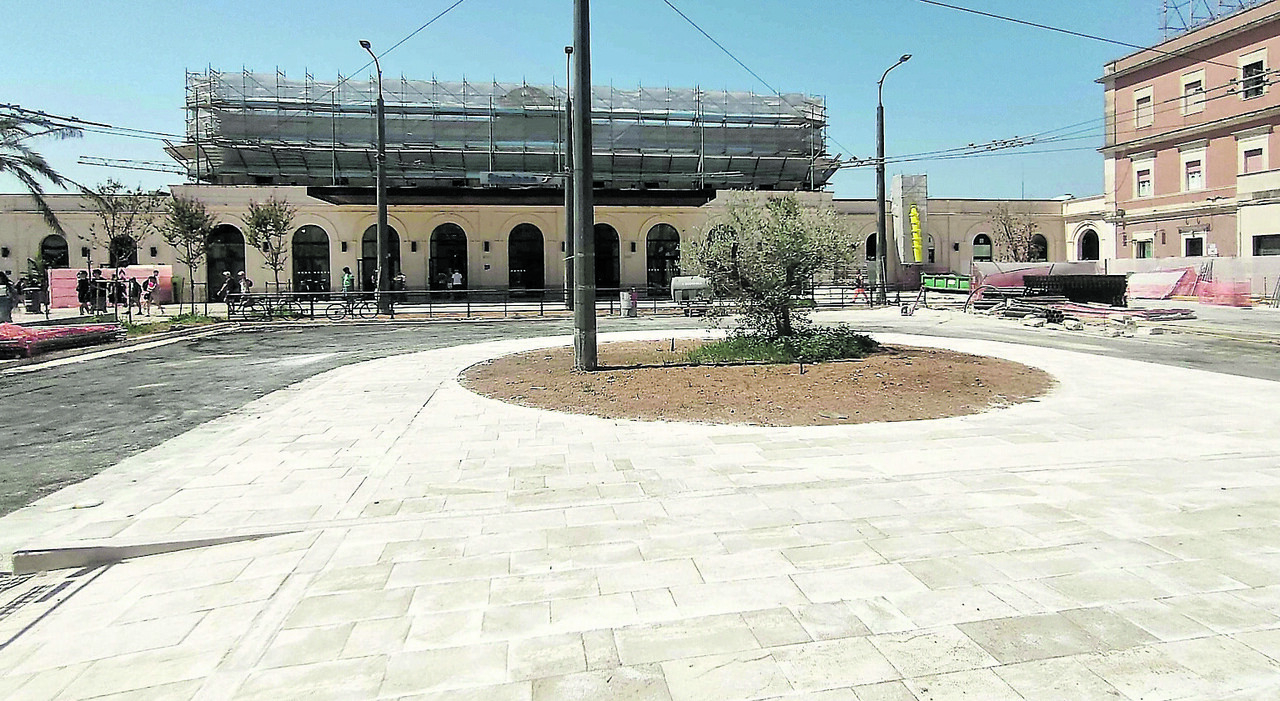 Stazione di Lecce, fine lavori e dopo due anni la piazza torna libera Stazione di Lecce, fine lavori e dopo due anni la piazza torna libera