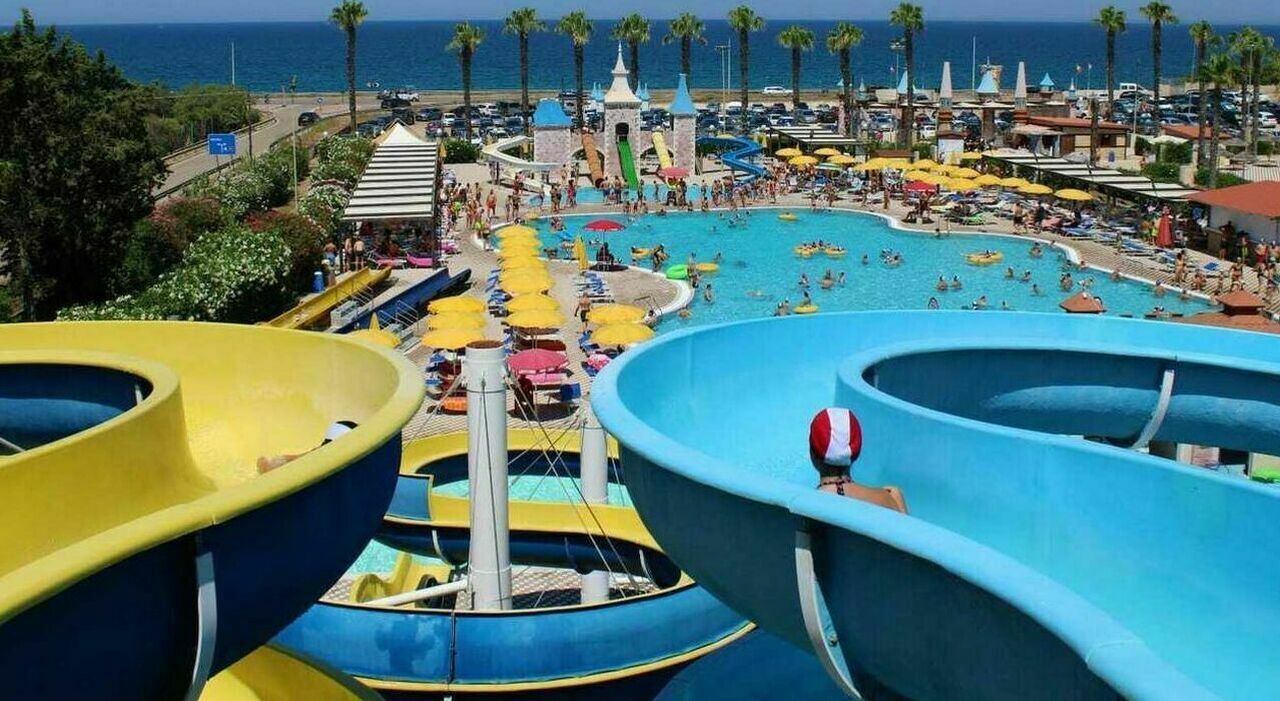 https://statics.cedscdn.it/photos/MED_HIGH/2025/07/22/8971901_22222530_morto_bambino_7_anni_annega_piscina_gallipoli_22_7_2025.jpg